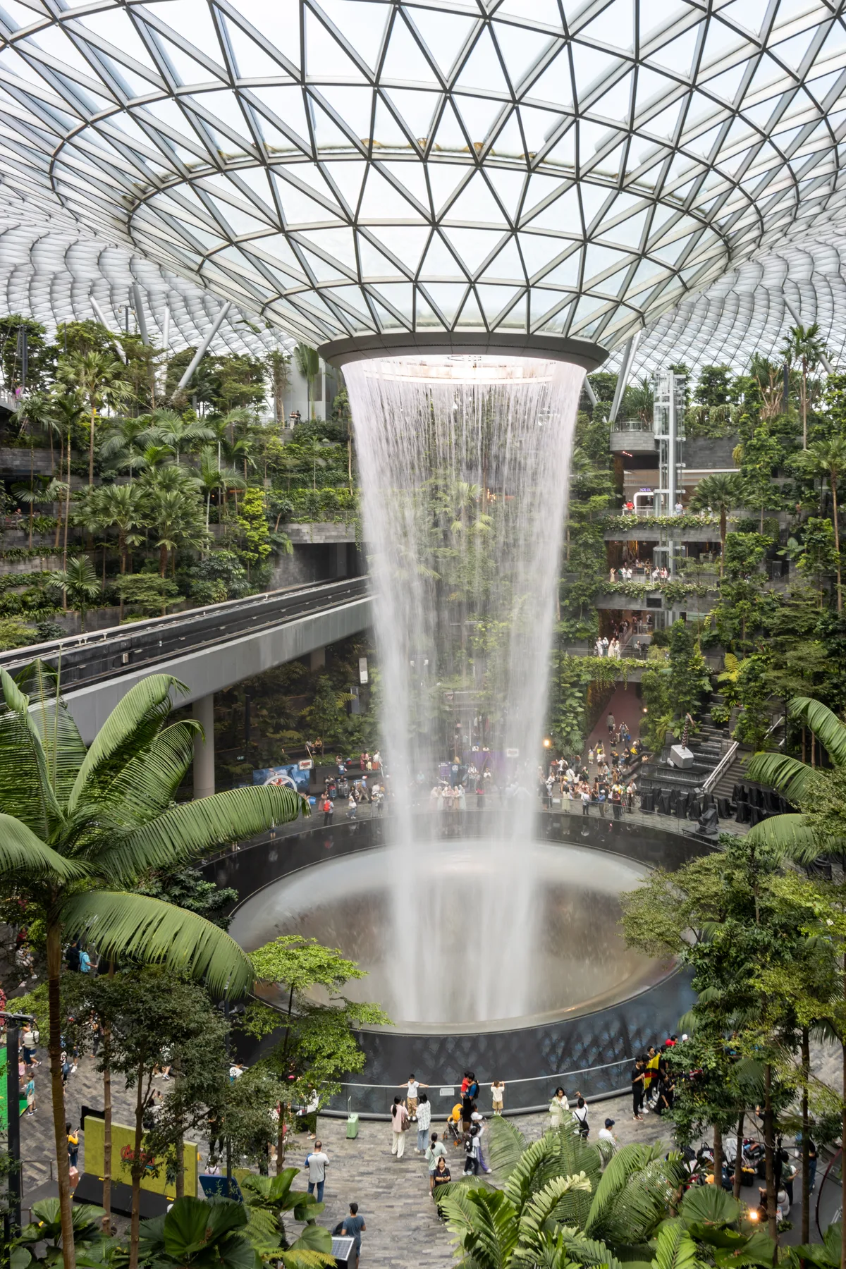 Thác Rain Vortex giữa khu vườn trong nhà tại Jewel Changi, Singapore