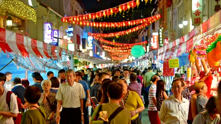 Phố Chinatown rực rỡ đèn lồng, ảnh trong chương trình LUXATOUR