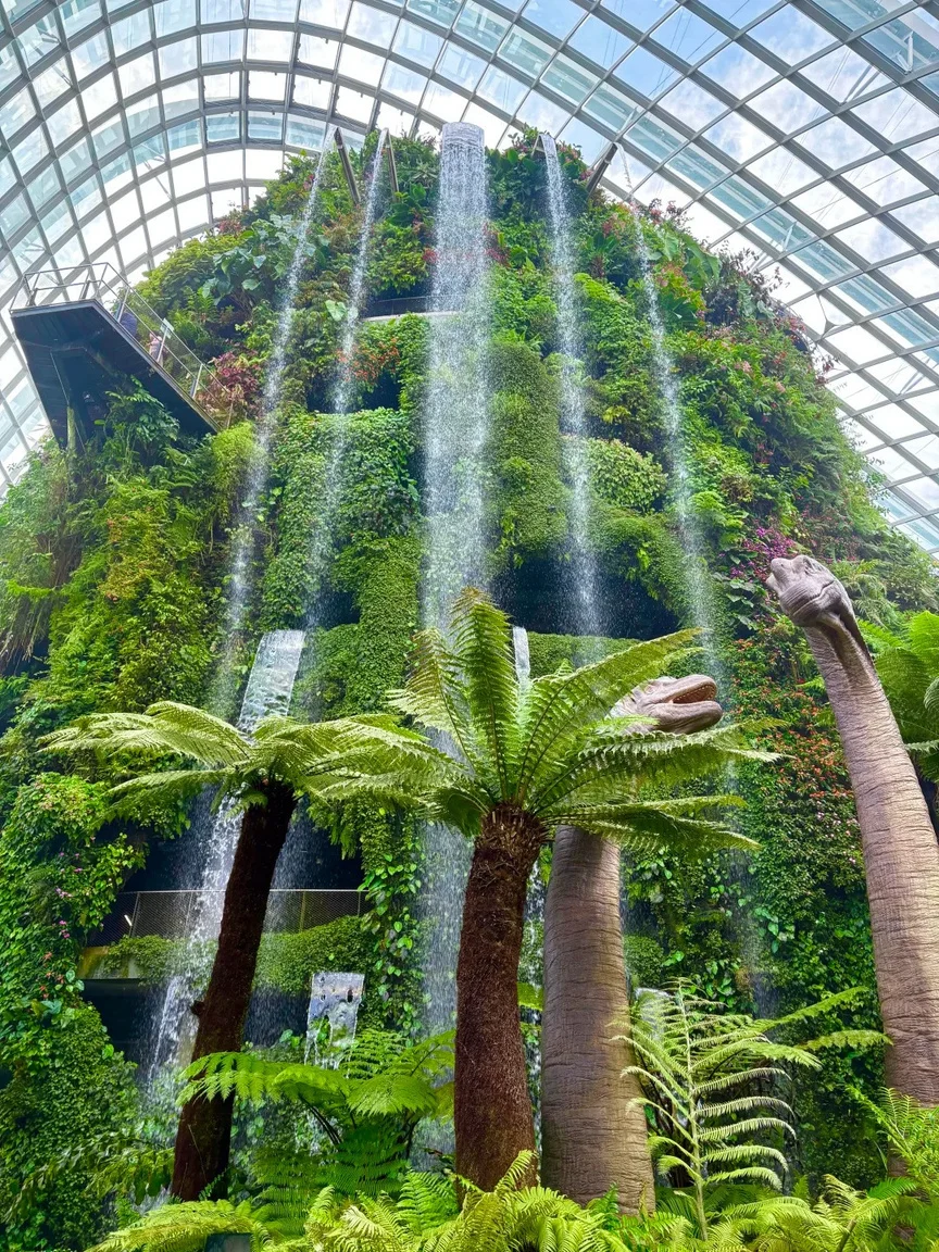 Thác nước giữa mảng xanh bên trong nhà kính Cloud Forest