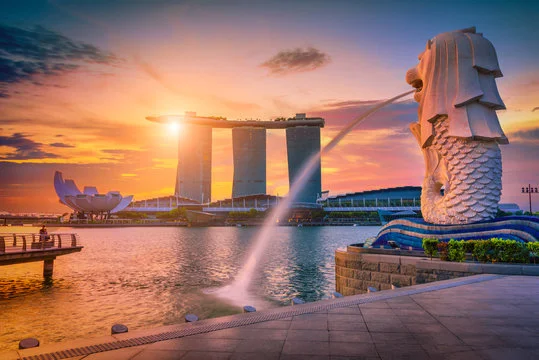 Tượng Merlion bên vịnh Marina Bay trong ánh chiều