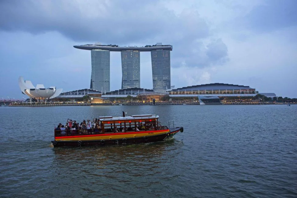 Thuyền tham quan trên mặt nước phía trước Marina Bay Sands